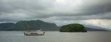 Kapal dekat Pelabuhan Lembar (Pulau Lombok)